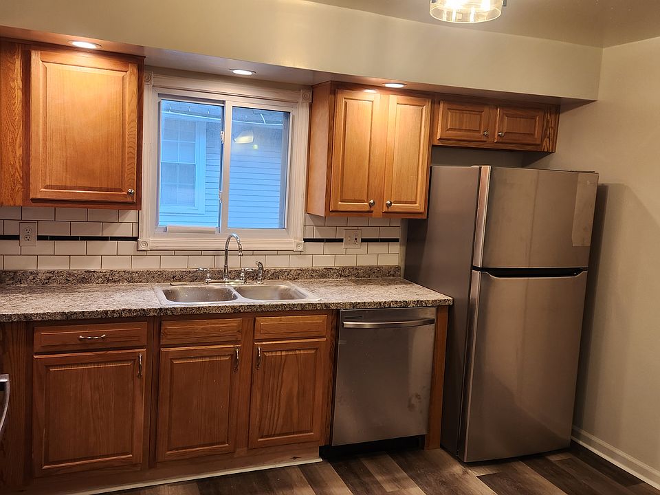 1st image of 22 Tracy St #2
