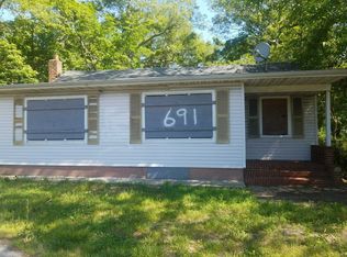 691 Horseblock Rd, Farmingville, NY 11738