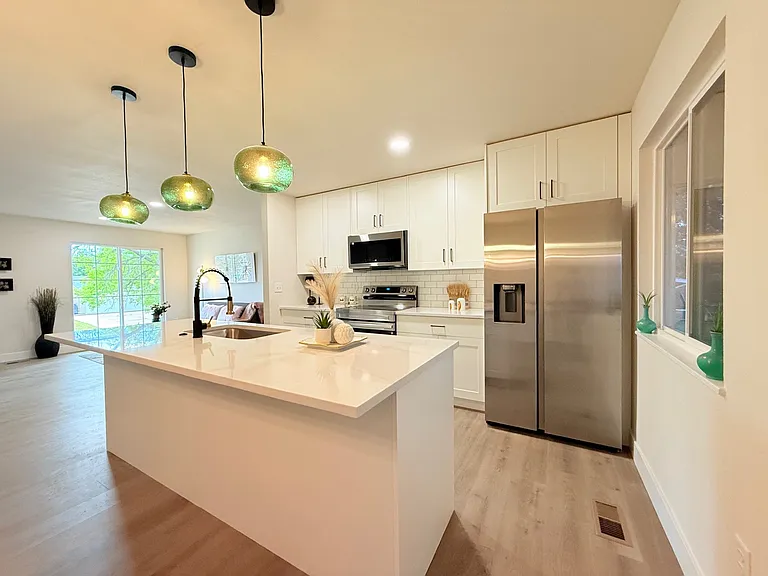 4770 Newton Dr — Photo 8