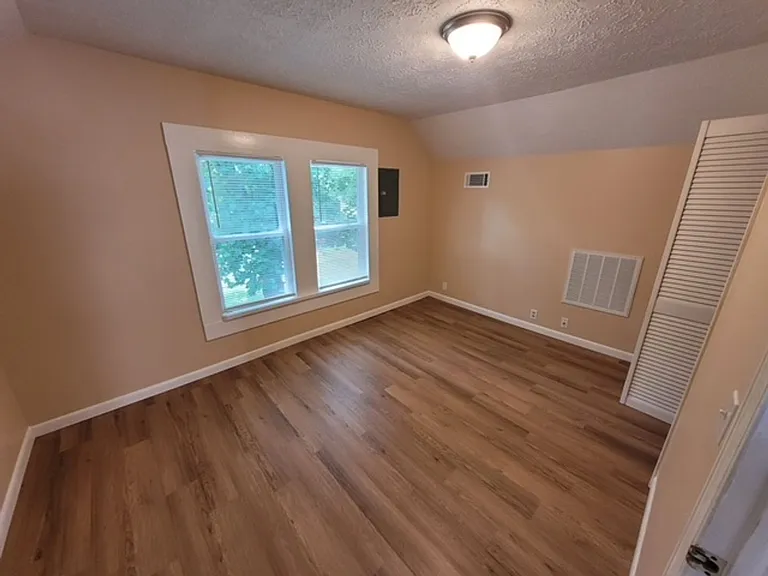 1411 E Harper Ave — Photo 9