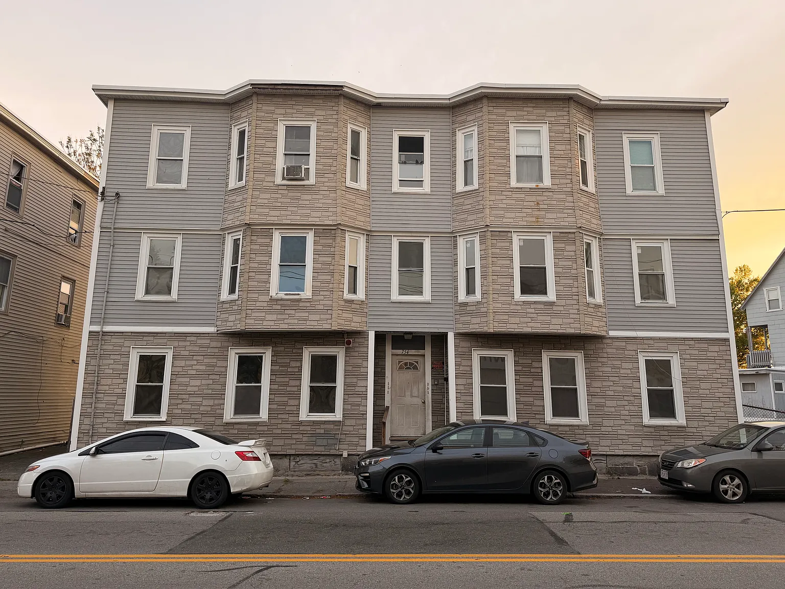 3 bed, 1200 sqft, $2,200 — Photo 1