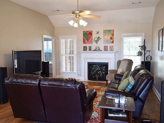3rd image of 304 Huntwood Ln