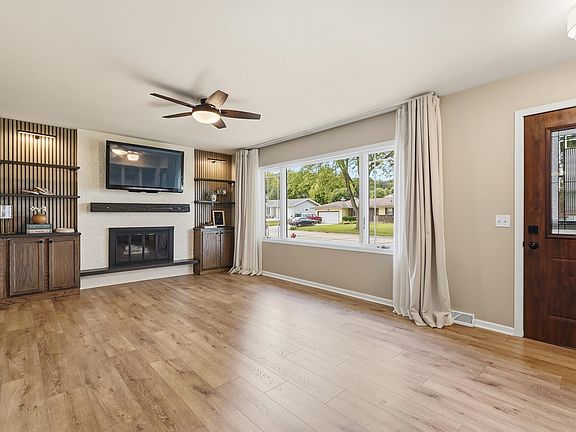 3rd image of 319 Meadowlark Cir
