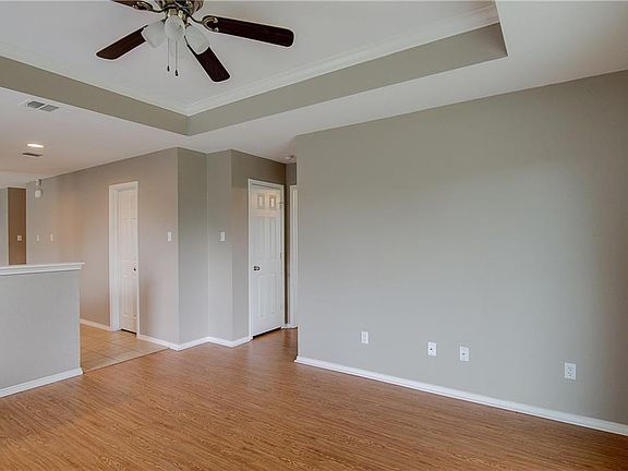 5th image of 212 Foxglove Dr