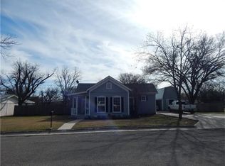 406 W 5th St, Lampasas, TX 76550