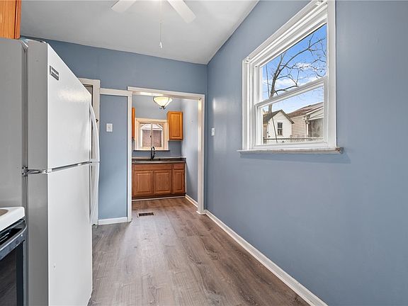 4th image of 1254 Victoria Ave