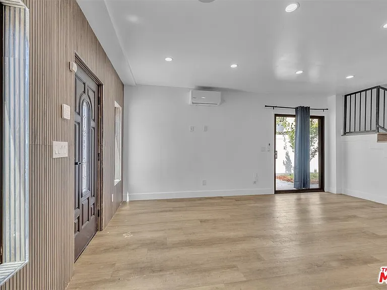 14121 Califa St — Photo 9