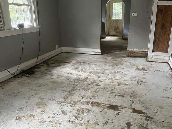 4th image of 1644 E Grand Ave