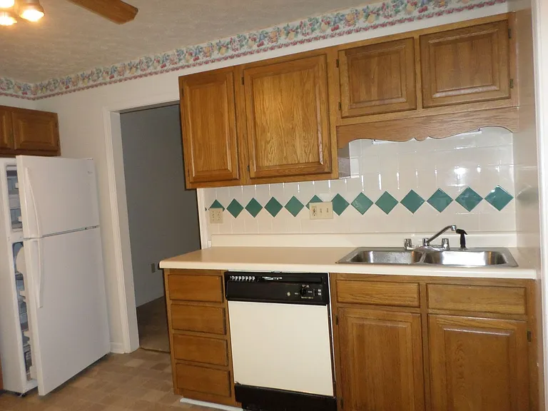 1724 Emerald St — Photo 2