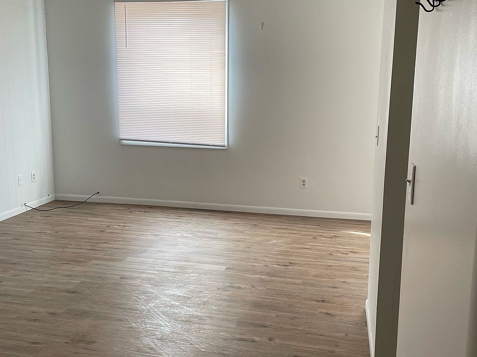 1st image of 105 E Poplar St #4