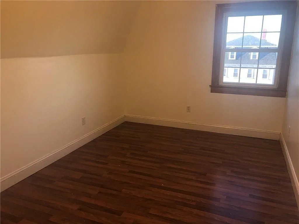 3 bed, 1.0 bath, 1118 sqft, $2,000 — Photo 4