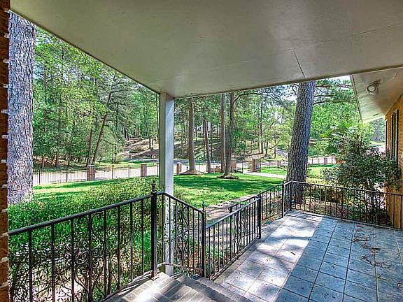 4th image of 576 Spring Lake Dr