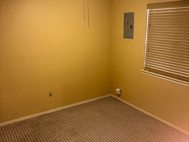 524 Myra St — Photo 10