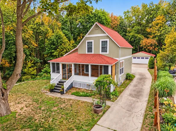1130 S Shore Dr, Holland, MI 49423