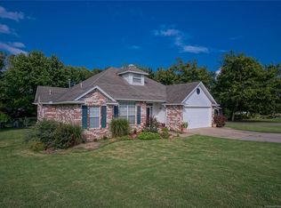 1012 N Douglas Dr, Claremore, OK 74017