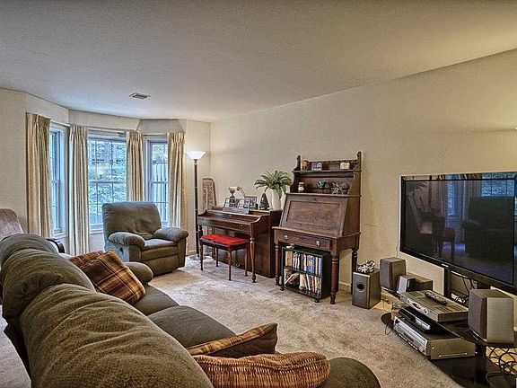 4th image of 135 Hiddenwood Dr