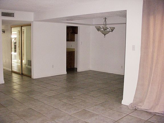 3rd image of 1424 E Torrey Pines Cir