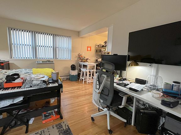 3rd image of 5958 N Kenmore Ave #5