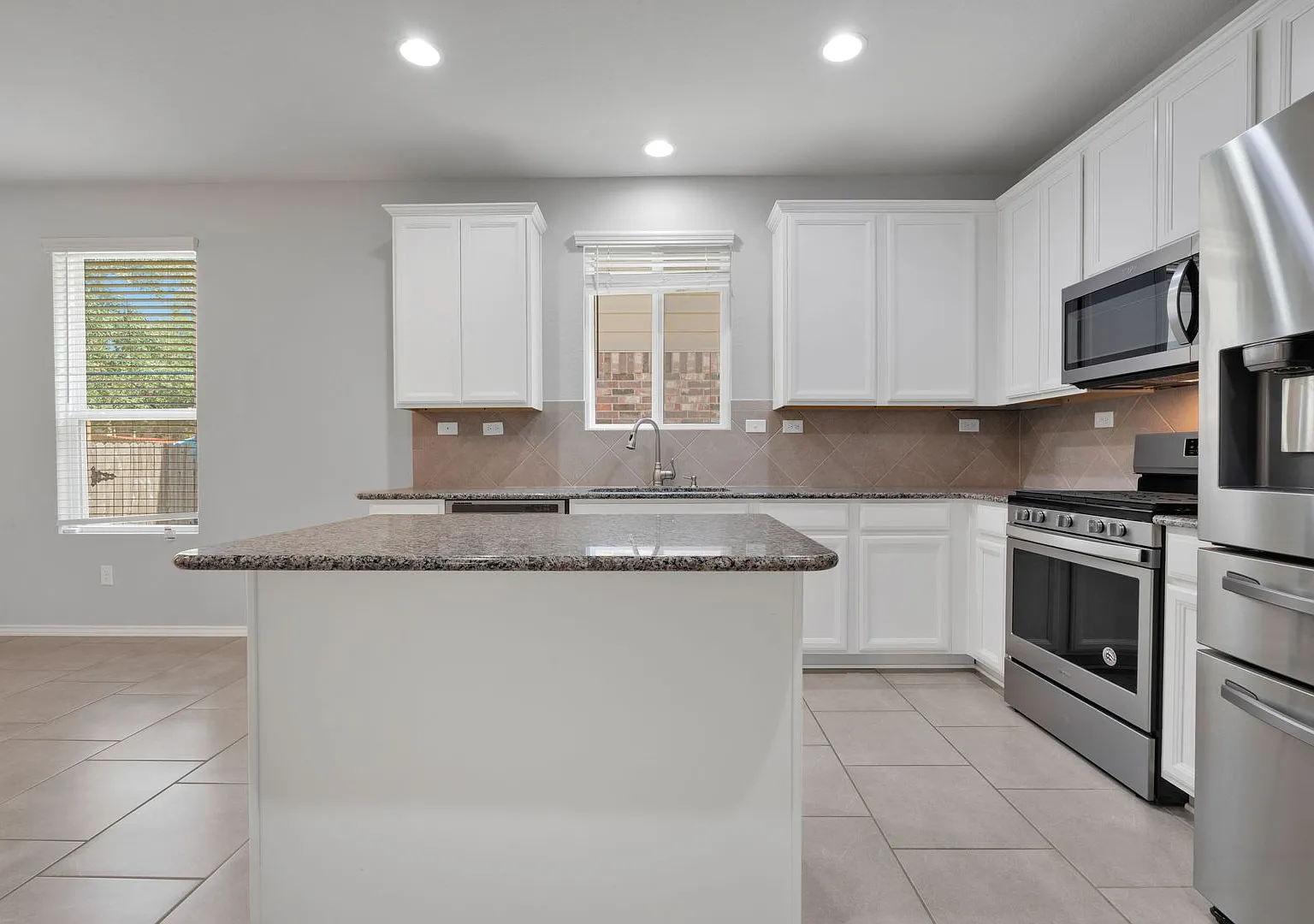 Charming 3 Bedroom 2 Bathroom + Office Home in Arcadia Ridge! — Photo 4