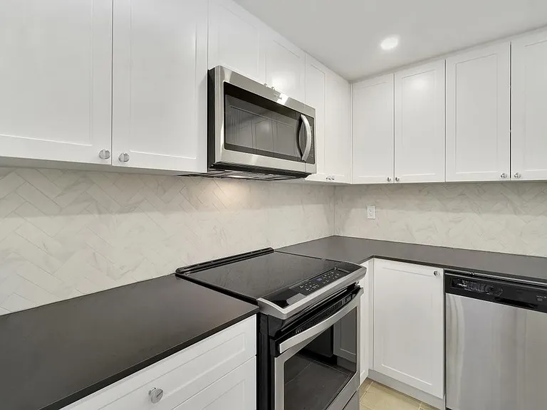 1433 Burnaby St — Photo 6