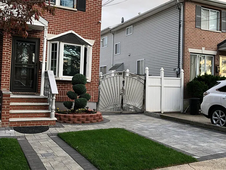Front of house 1 car driveway.