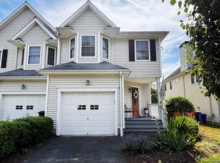 391 S Pine Creek Rd, Fairfield, CT 06824