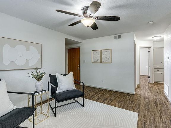 4th image of 105 Woods Ave