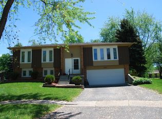 352 King Arthur Ct, Bolingbrook, IL 60440