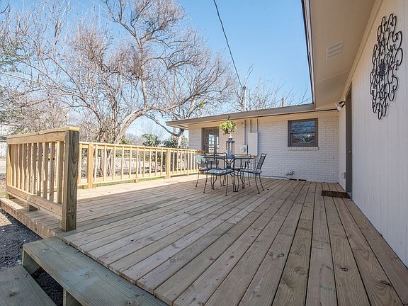 Large deck for entertaining!