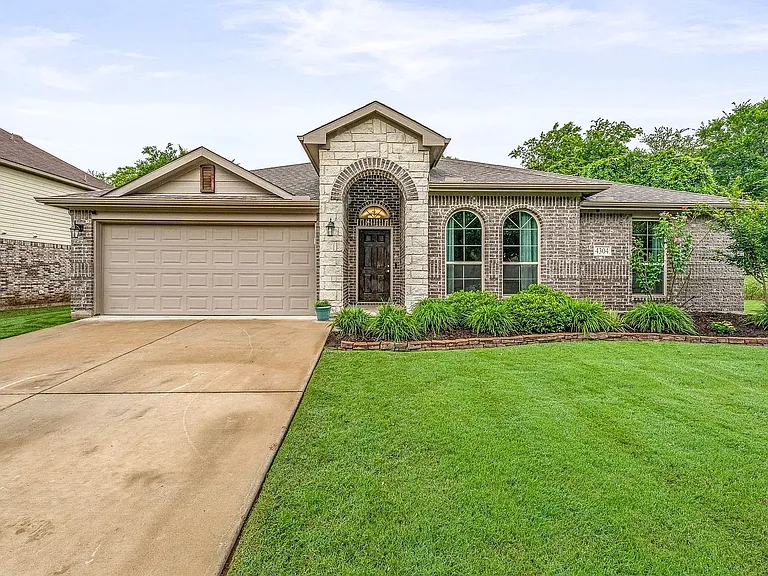 4304 Lucero Dr — Photo 3