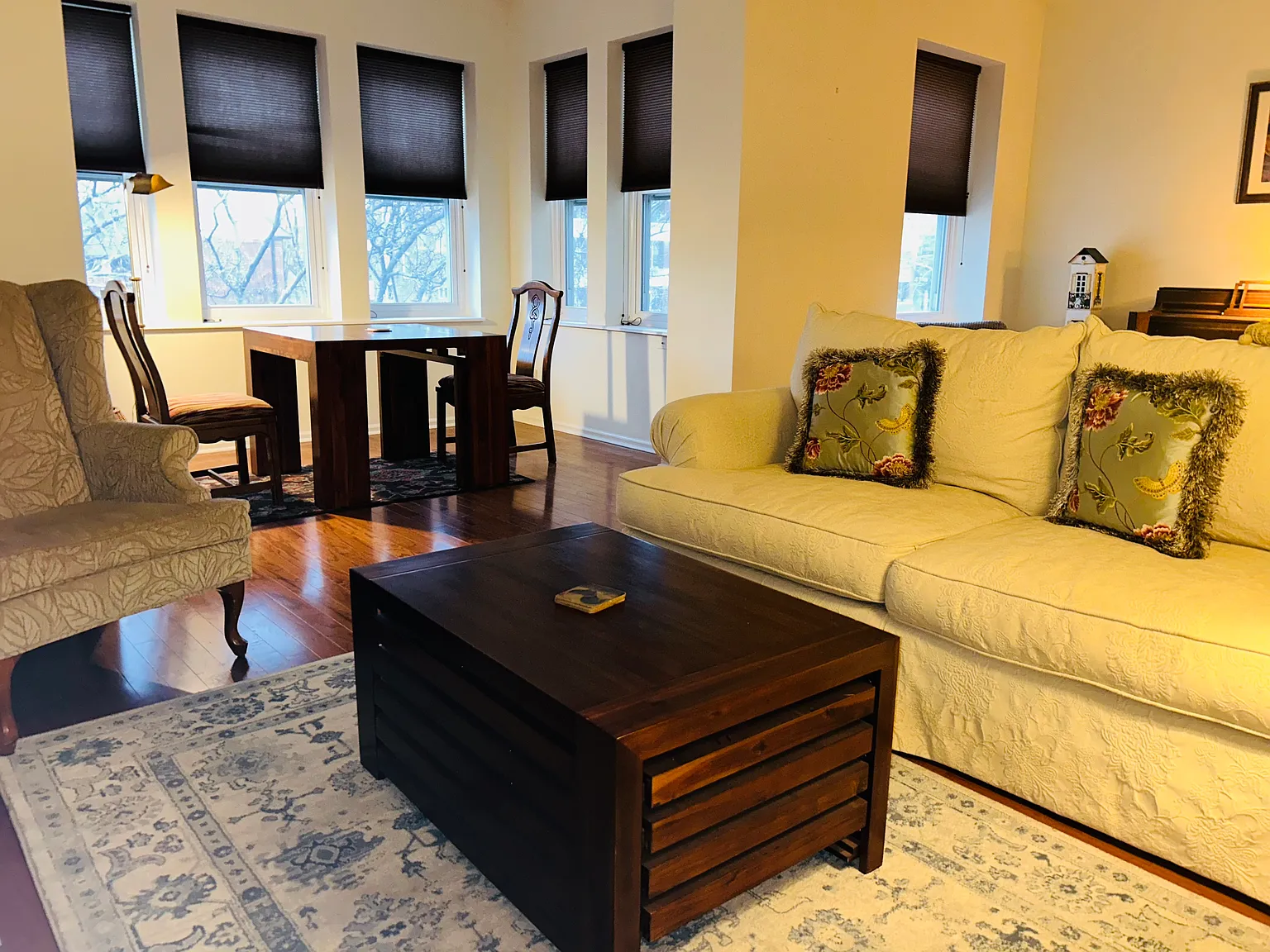 3 bed, 2500 sqft, $2,800 — Photo 2