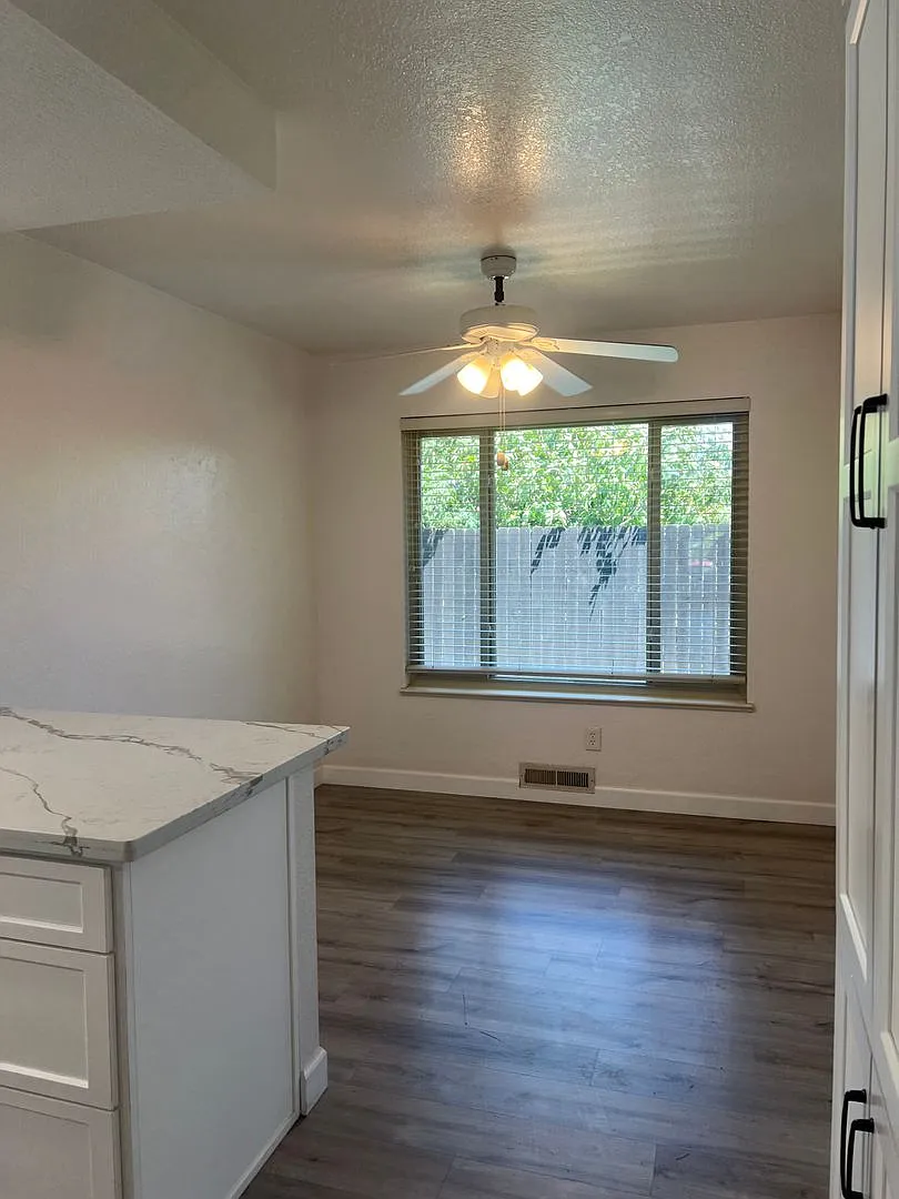 Beautiful custom home with hillside views — Photo 4