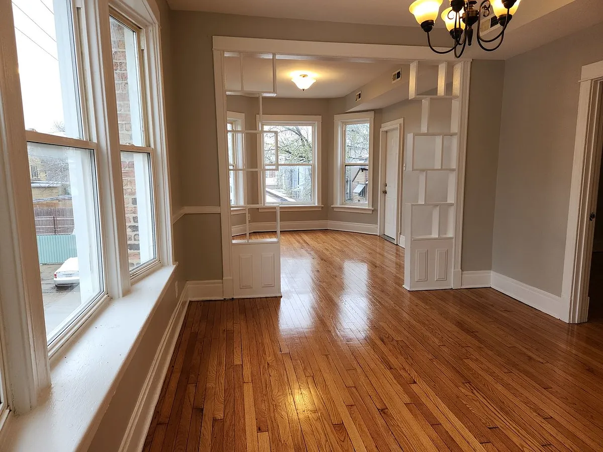 Building Photo - 446 N Leclaire Ave #2C