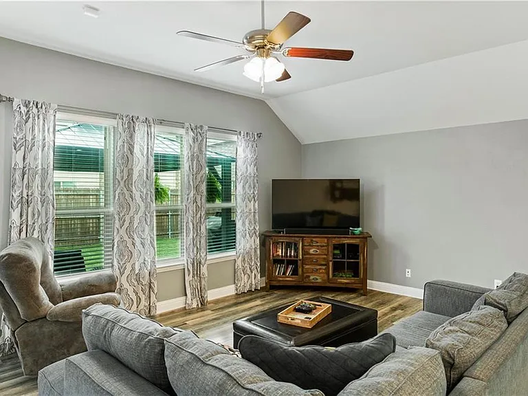 260 Hilltop Dr — Photo 11