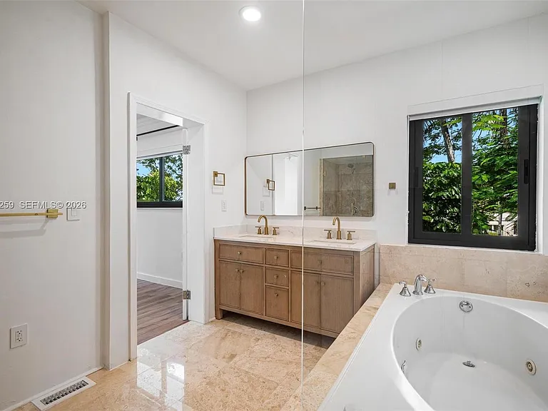 7810 Beachview Dr — Photo 19