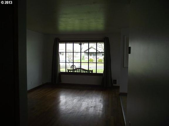 4th image of 936 Jefferson St NE