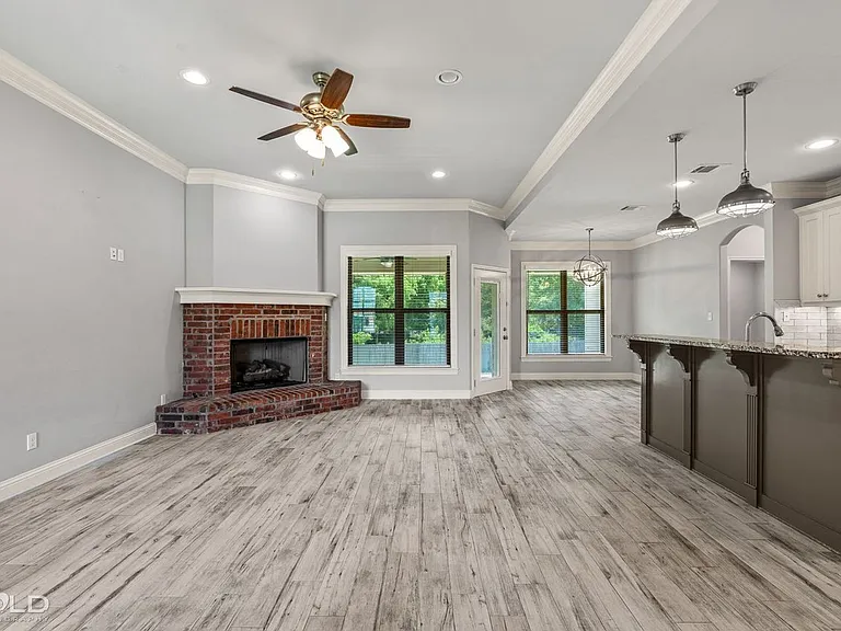 302 Oscar Cir — Photo 17