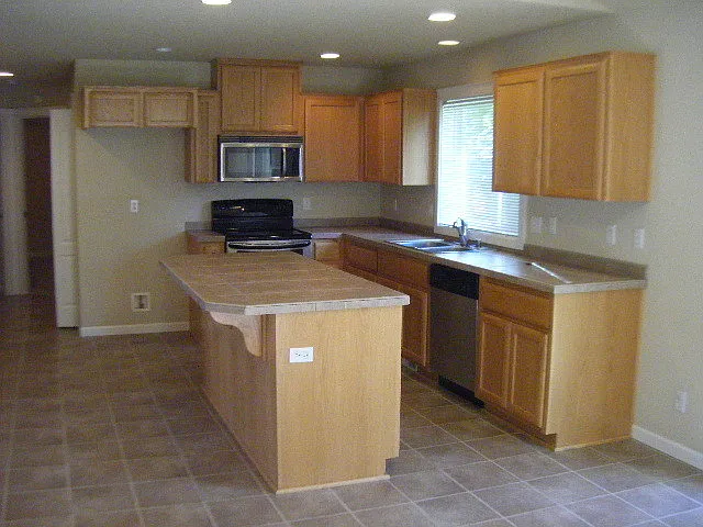 Luxury 4-Bedroom Home with Custom Finishes Near Vancouver Mall — Photo 4