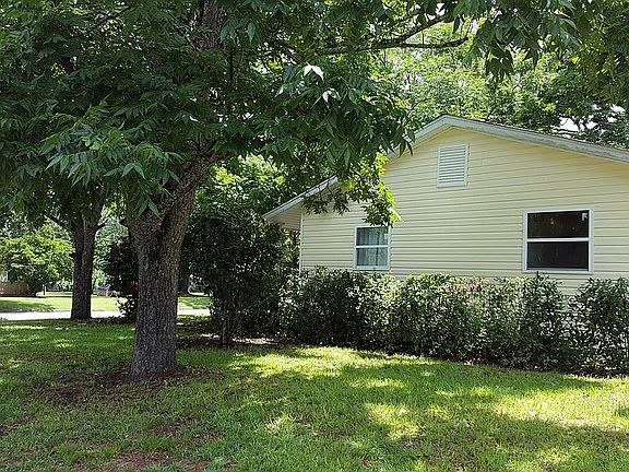 3rd image of 200 Dogwood Dr