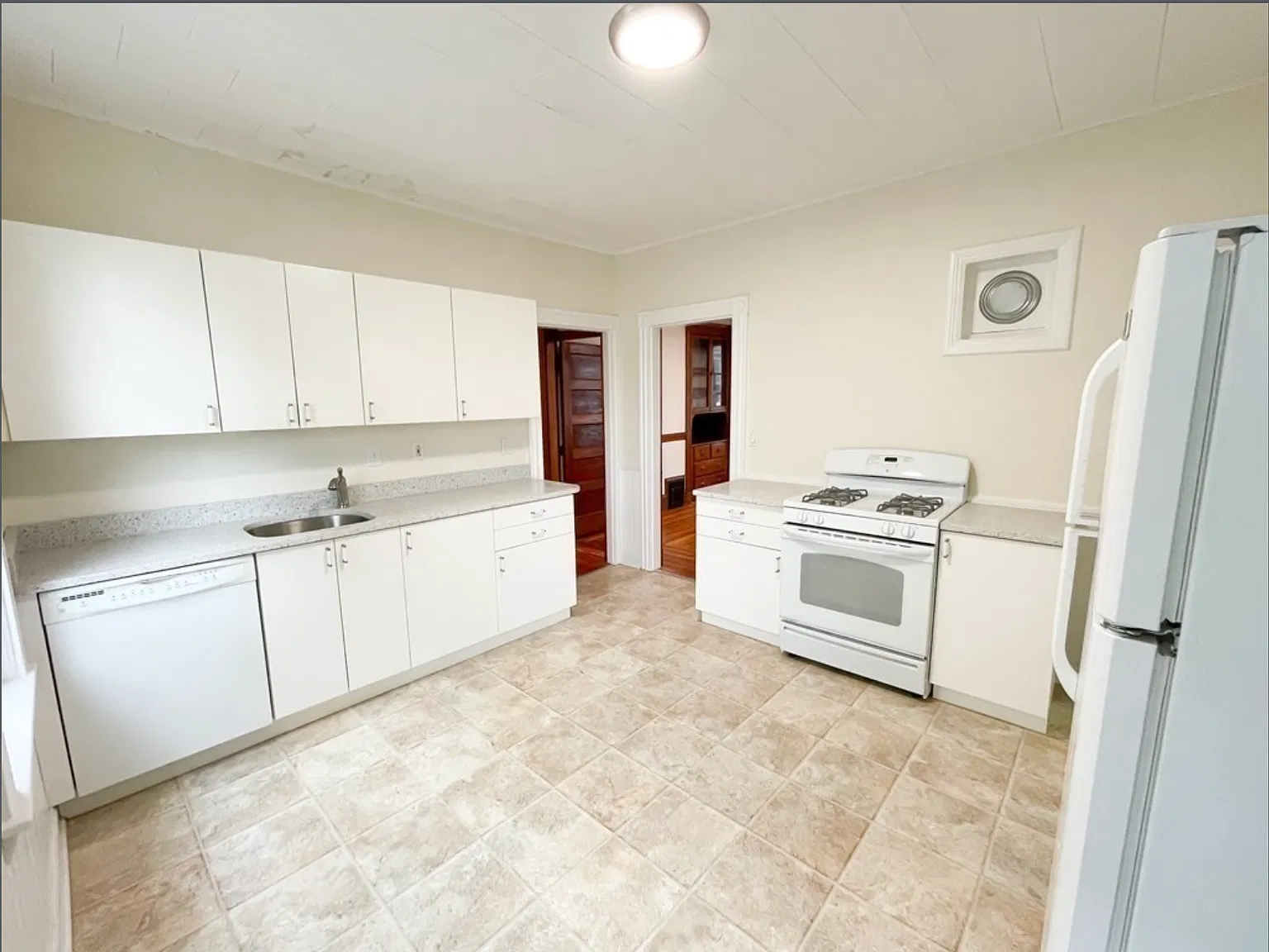 3 bed, 1296 sqft, $2,600 — Photo 2