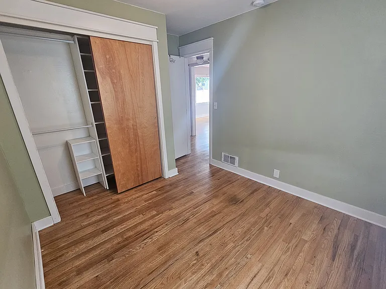 414 1/2 E 6th St — Photo 14