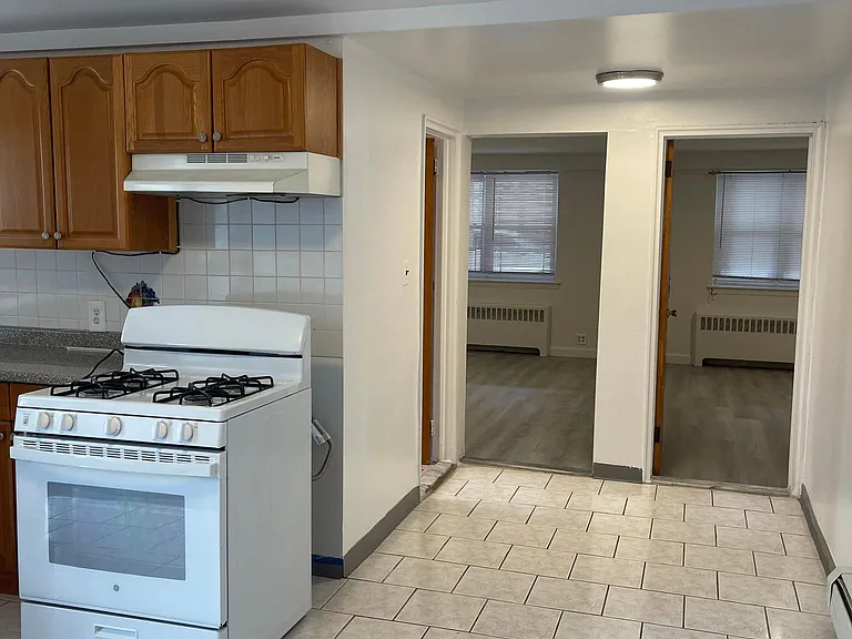 1284 Pelham Pkwy S #1A — Photo 1