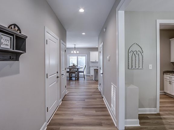 4th image of 99 Phillips Cir