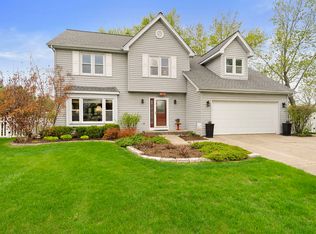 1065 Cedar Creek Dr, Lake Zurich, IL 60047