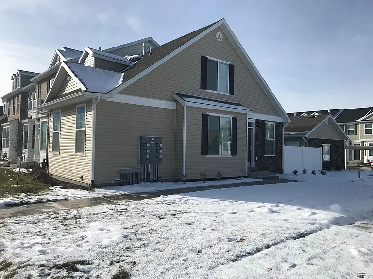 686 N 150 E — Photo 2