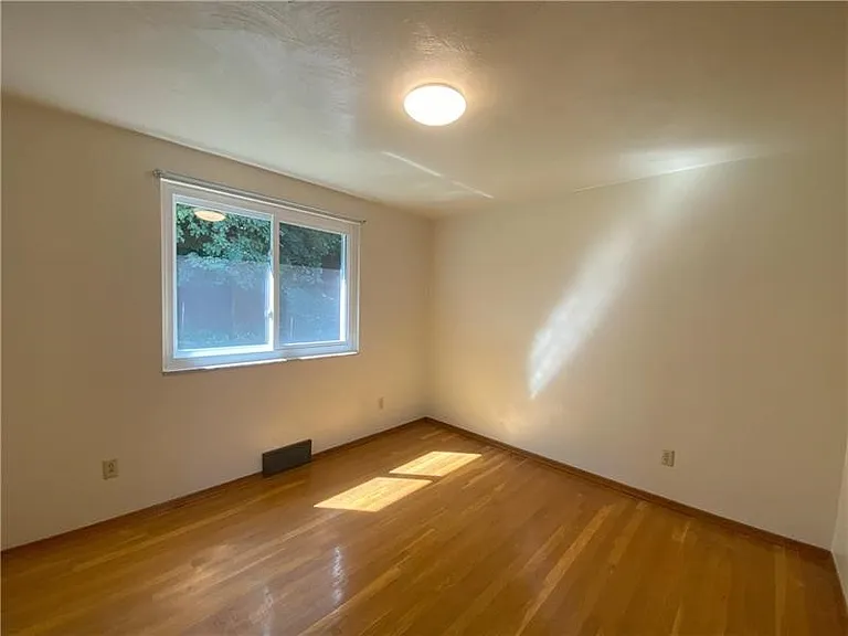 439 Crestview Dr — Photo 12