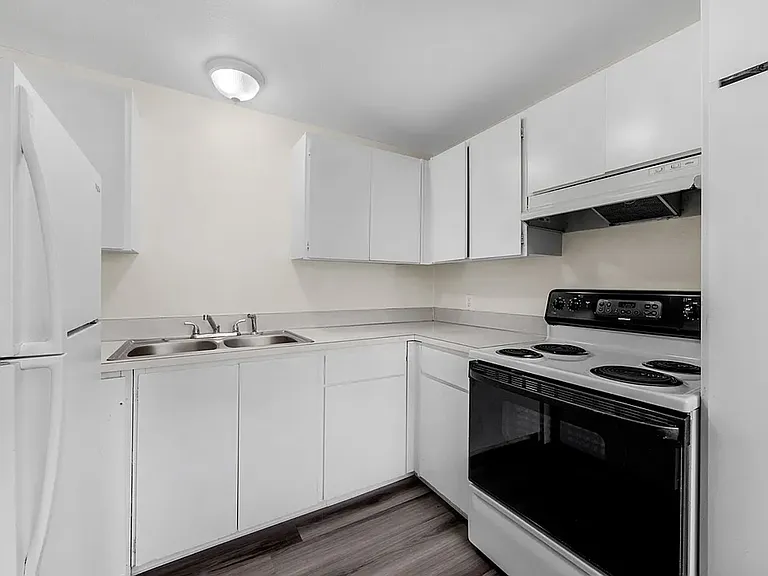 Esquire Apartments — Photo 16