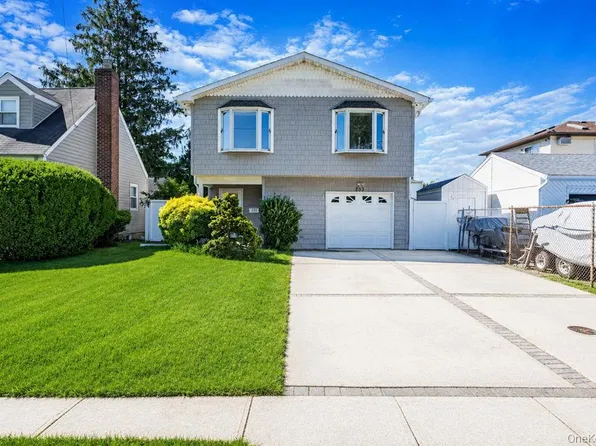 233 E Alhambra Avenue, Lindenhurst, NY 11757