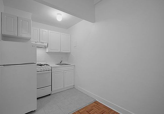 4th image of 160 W 71st St APT 18E