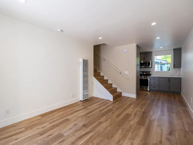 937 University Ave — Photo 6